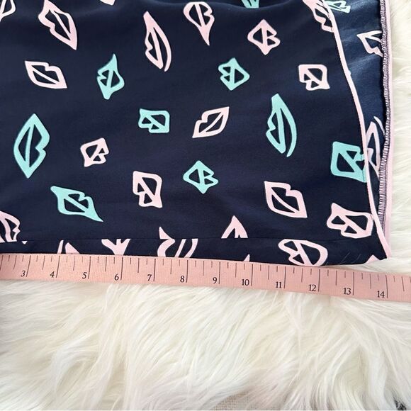 ᴇᴜᴄ ᴠꜱ ʟɪᴘꜱ ᴍᴏᴛɪꜰ ʙᴜᴛᴛᴏɴ ᴅᴏᴡɴ ꜱʟᴇᴇᴘ ꜱʜɪʀᴛ - Picture 14 of 16